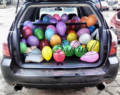 Оформление машины ко дню рождения шарами, украшение автомобиля на день рождения шарами